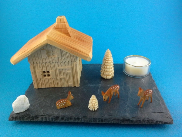 Räucherhaus mit Naturschiefersockel, Rehen und Teelicht