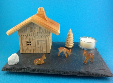 Räucherhaus mit Naturschiefersockel, Rehen und Teelicht